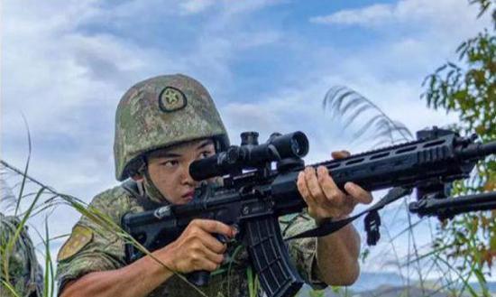战士使用枪械射击的正确方式？